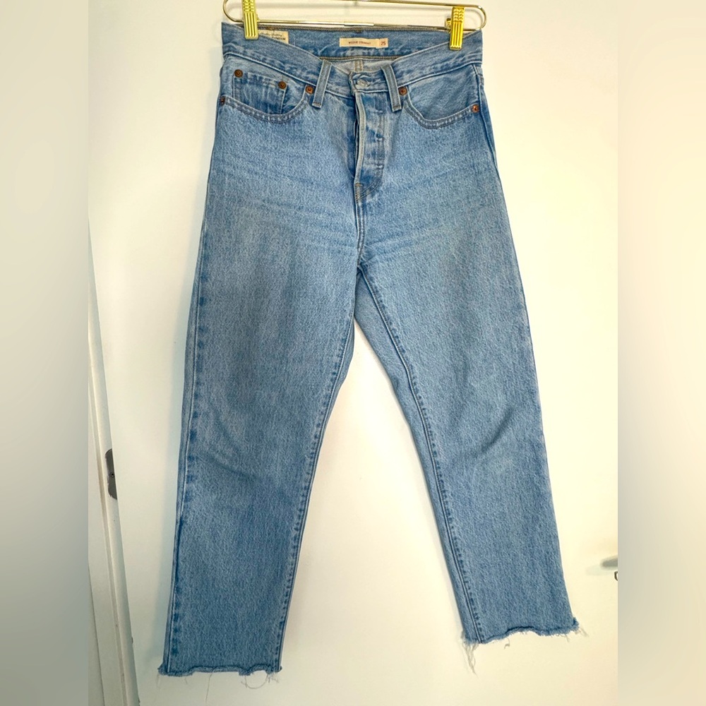 Levi’s Wedgie Straight Medium Wash High-Rise
Distressed Cropped Jeans, size 25
